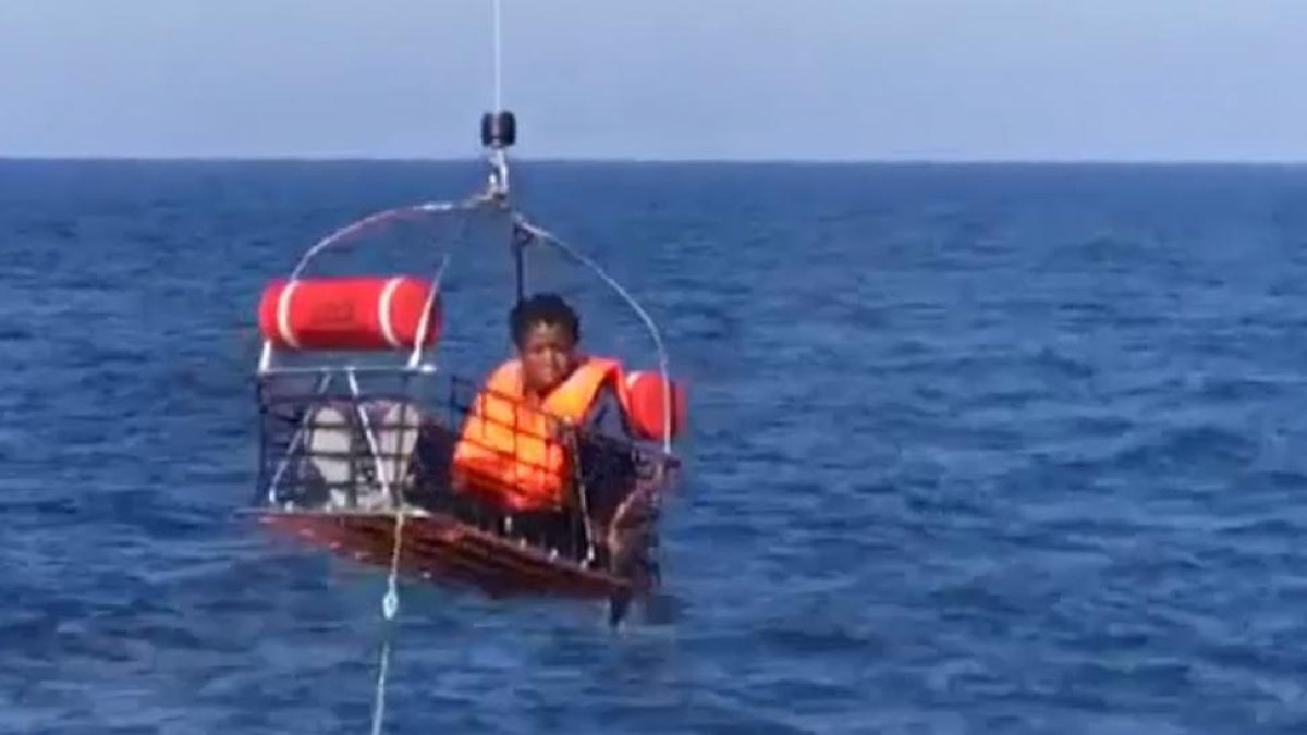 Salvamento Marítimo rescata una mujer embarazada que viajaba en una embarcación.