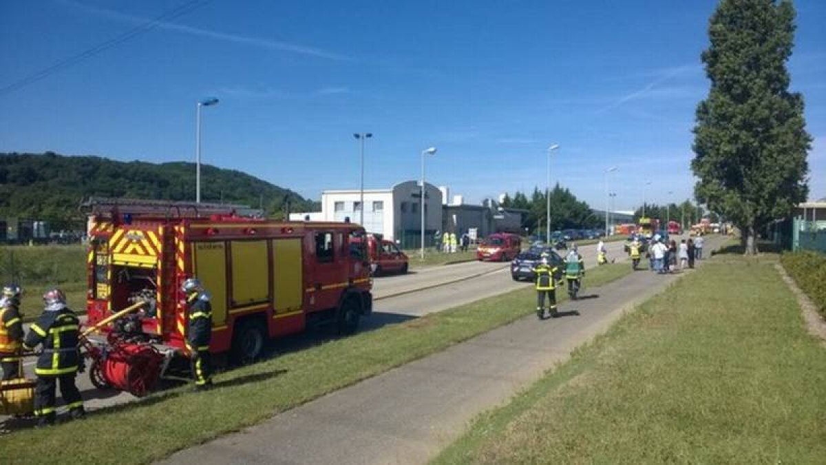 Servicios de emergencia en el exterior de la fábrica de gas donde se ha producido el atentado.