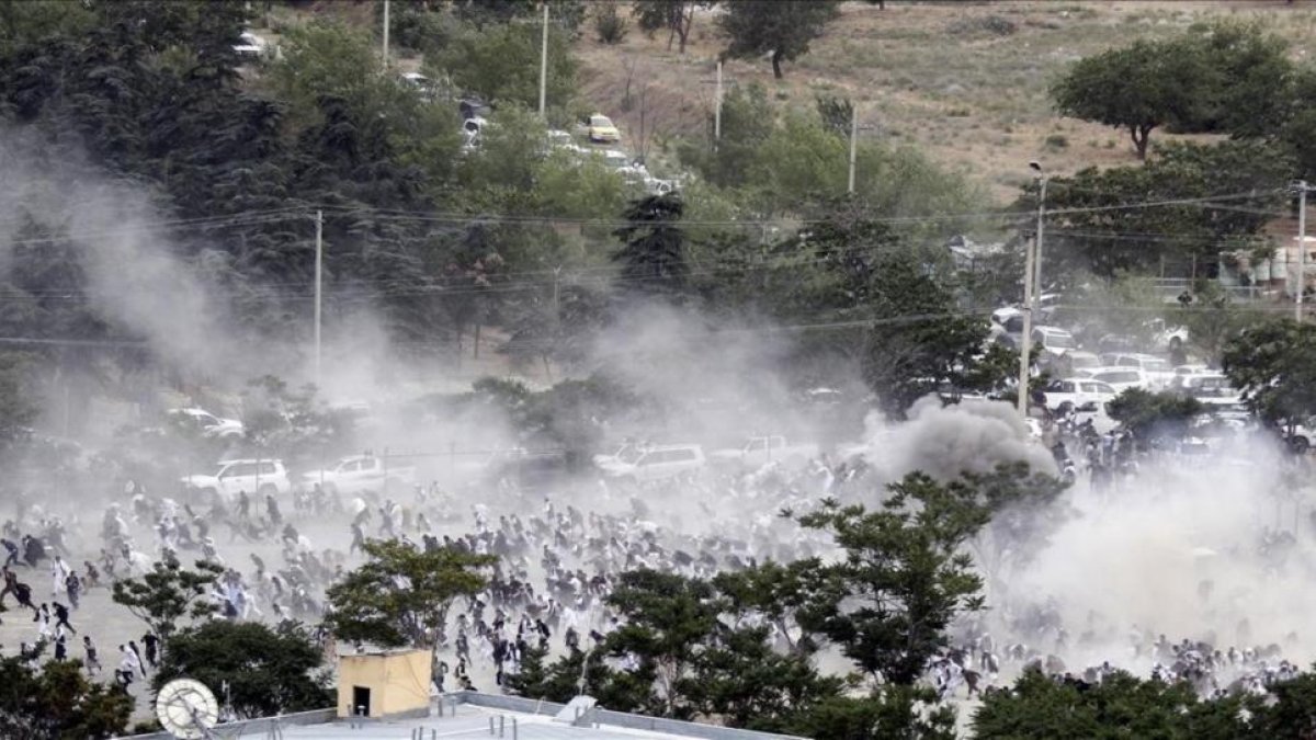 Momento en que se produce una de las explosiones durante el funeral en Kabul.