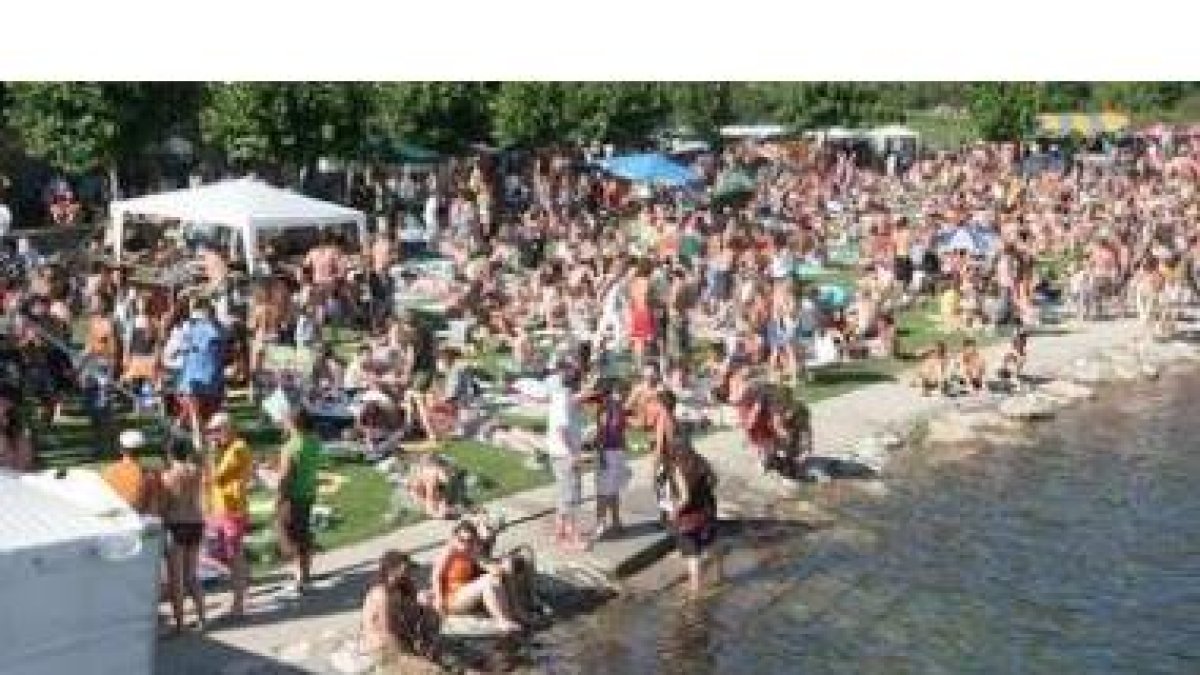 La playa fluvial de Villafranca se convirtió en un hervidero de jóvenes en traje de baño e incluso s