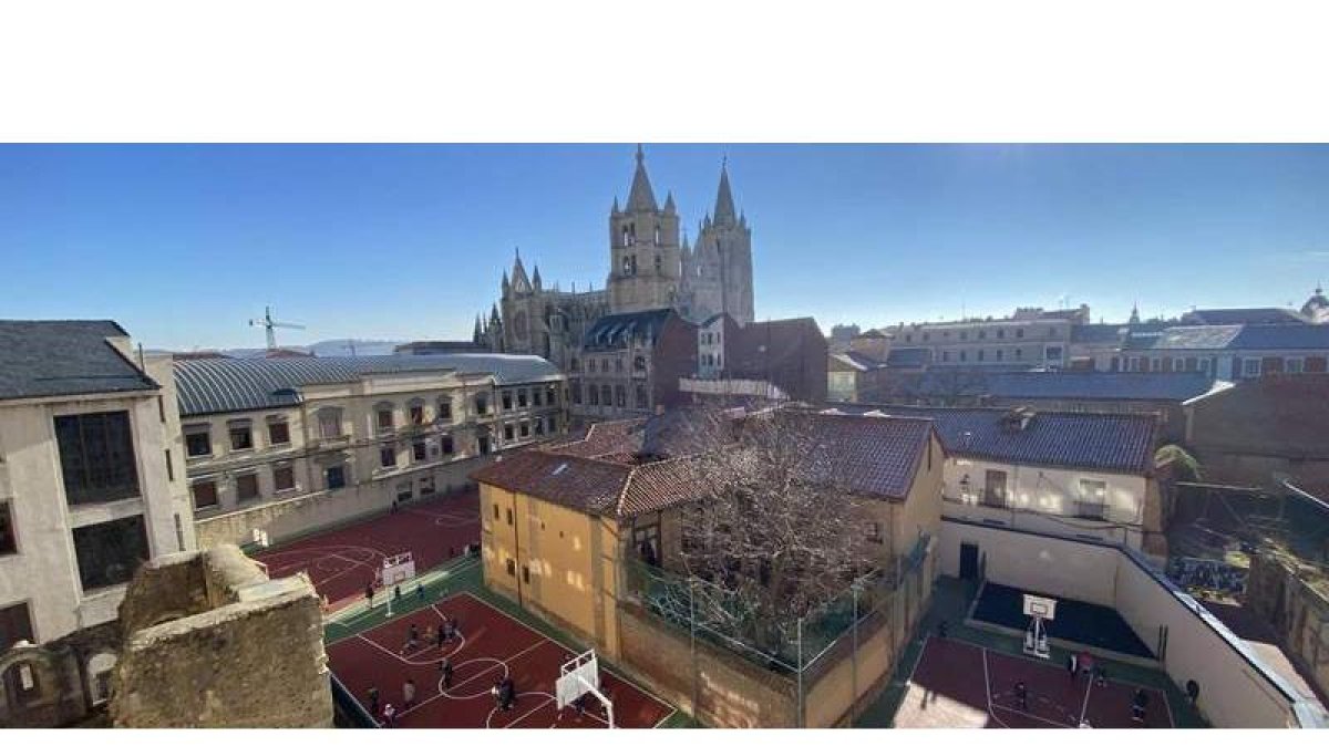 El colegio Santa Teresa está ubicado en pleno casco histórico de León, en un edificio emblemático con un torreón del siglo XII. DL