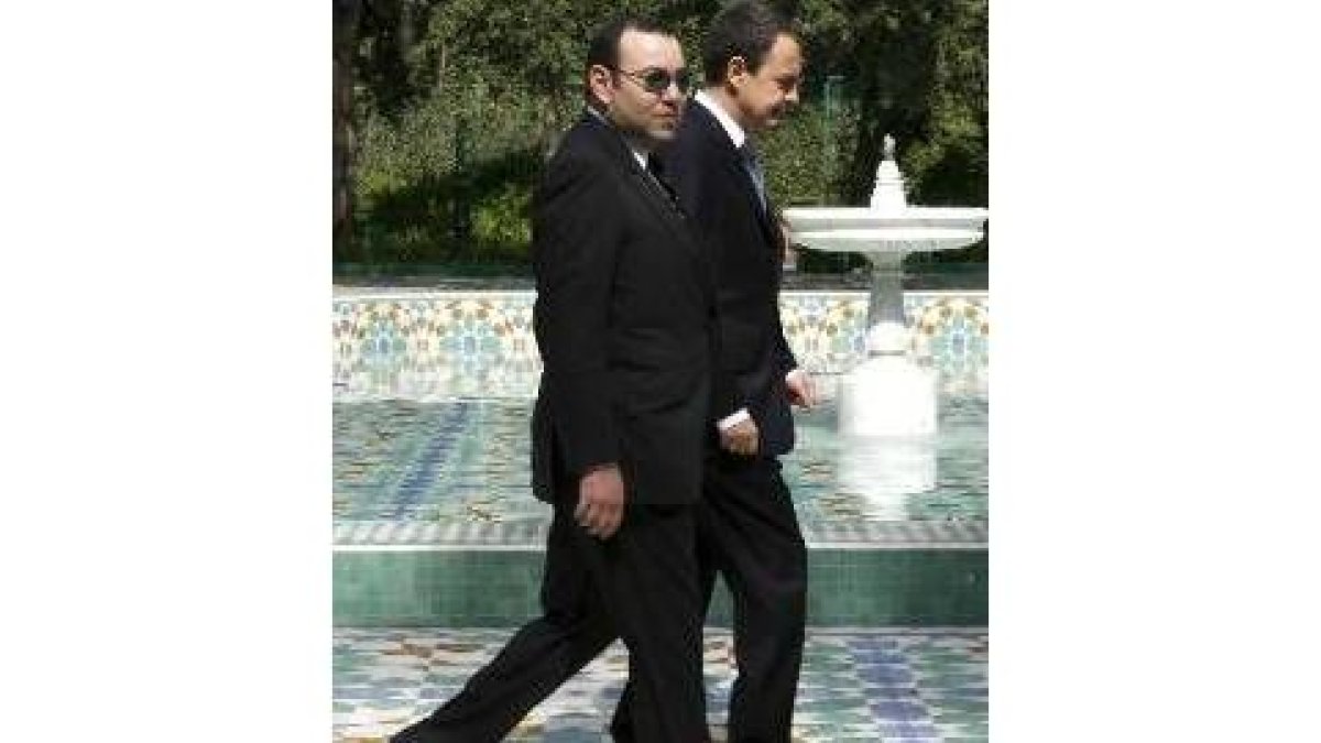 Zapatero pasea con Mohamed VI en el Palacio Daar Es Salam