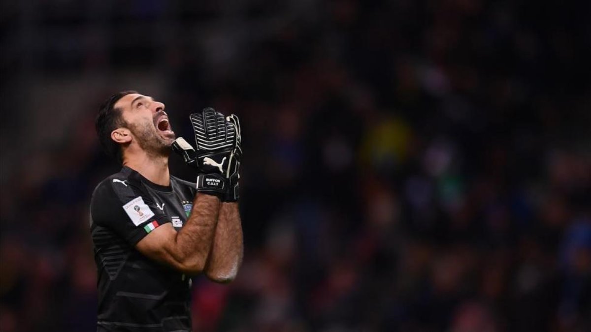 Buffon lamentando la no clasififación de Italia para el mundial de Rusia 2018