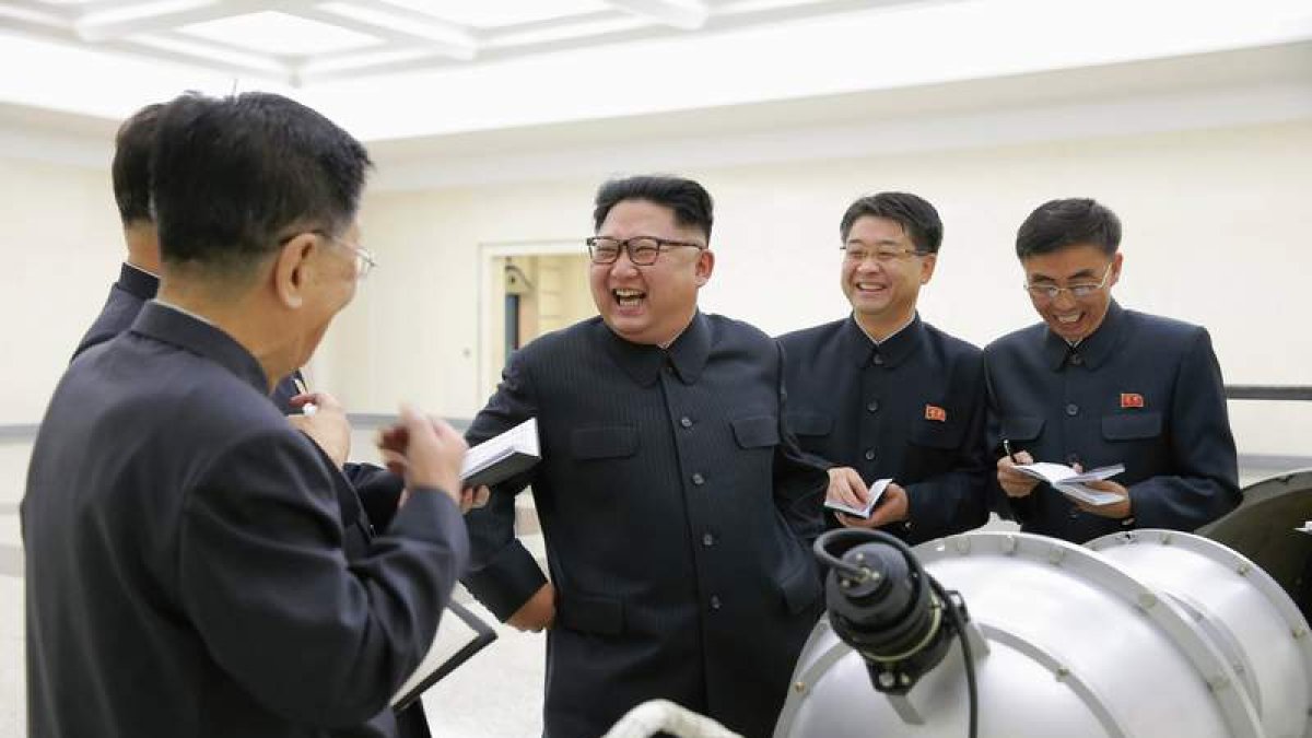 El líder norcoreano Kim Jong-un da una guía para el armamento nuclear del ICBM. KCNA
