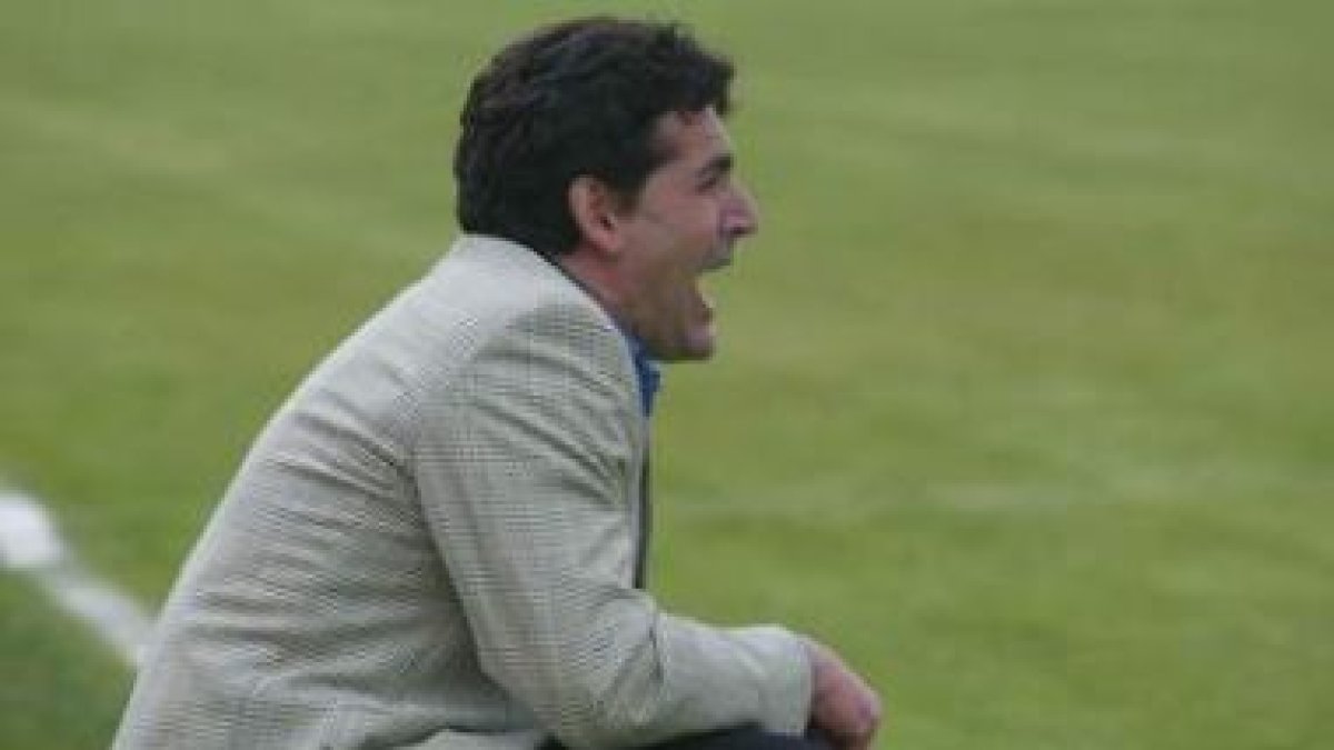 Luis Carnicero seguirá la próxima temporada al frente de La Bañeza.