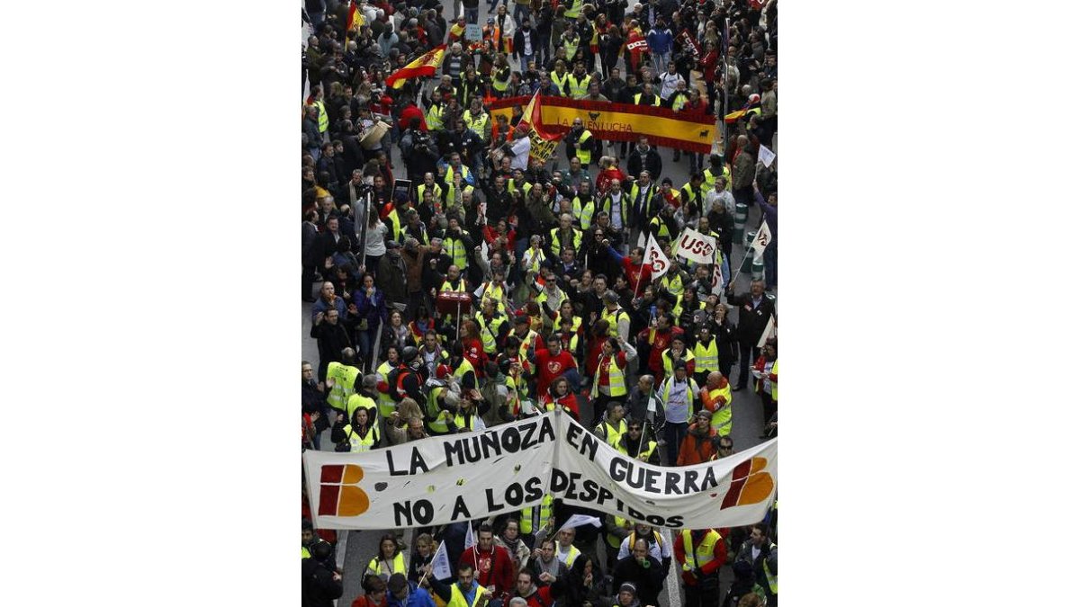 Trabajadores y sindicalistas de Iberia, en la T4 de Barajas.