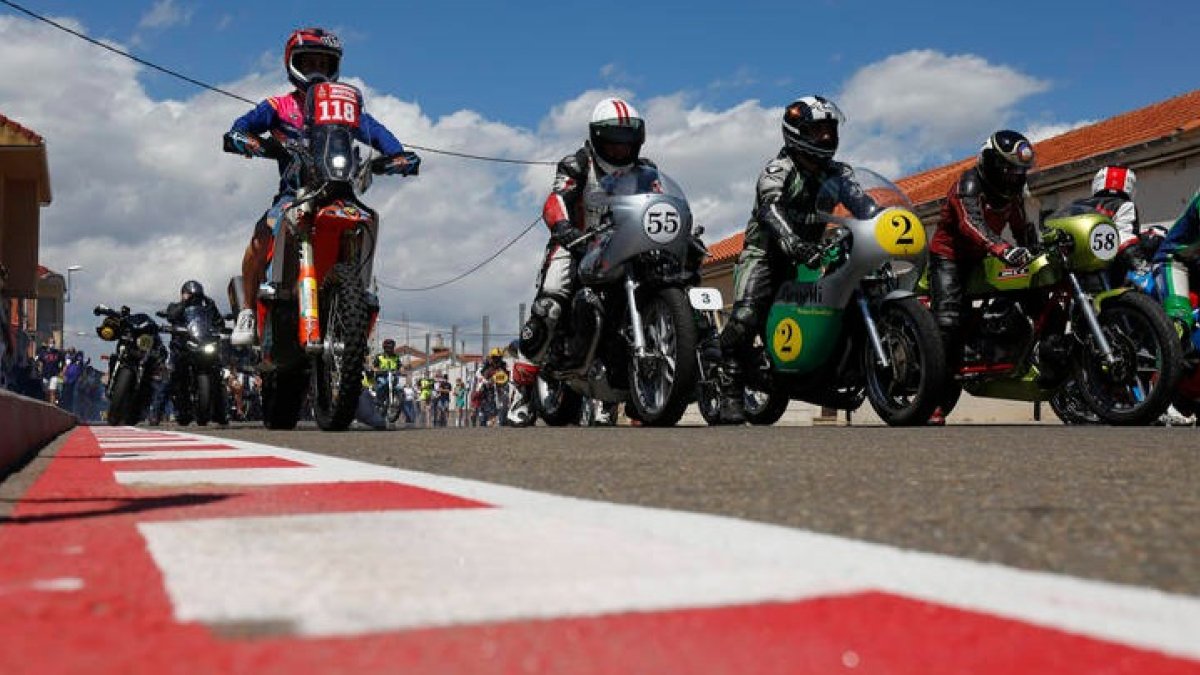 El GP de Velocidad de La Bañeza se convertirá el 5 y 6 de agosto en el epicentro mundial del motoclismo en una carrera que reunirá a más de 70.000 aficionados. FERNANDO OTERO