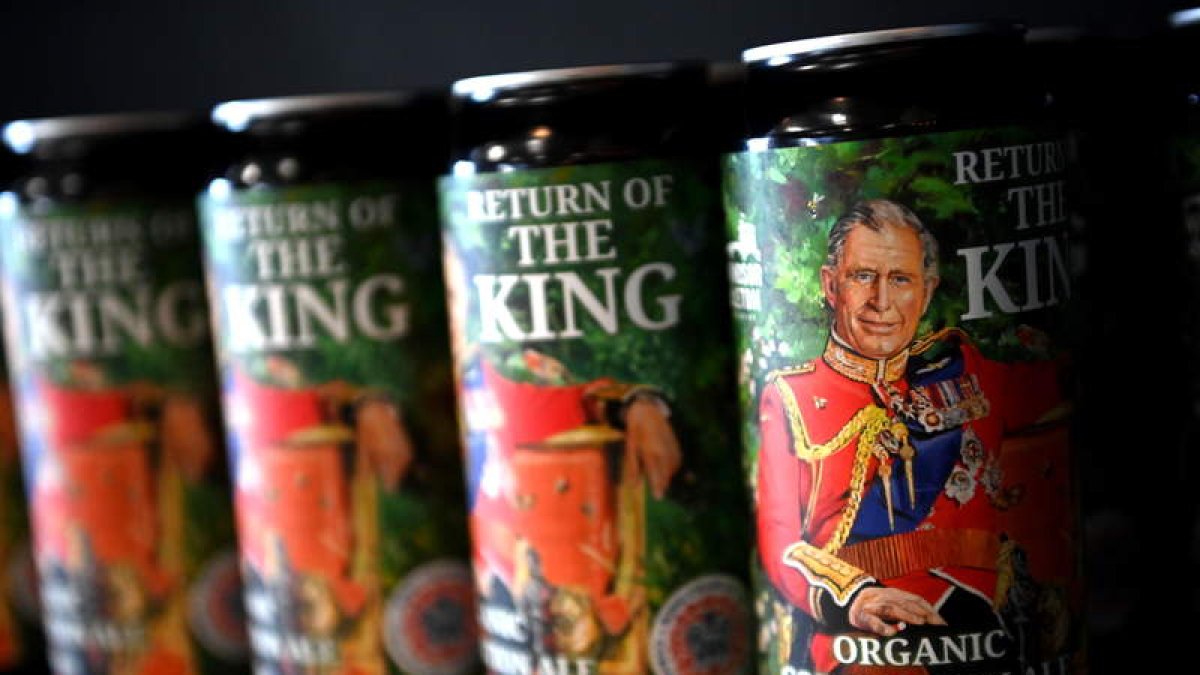 Latas de cerveza con la imagen del rey Carlos III. NEIL HALL