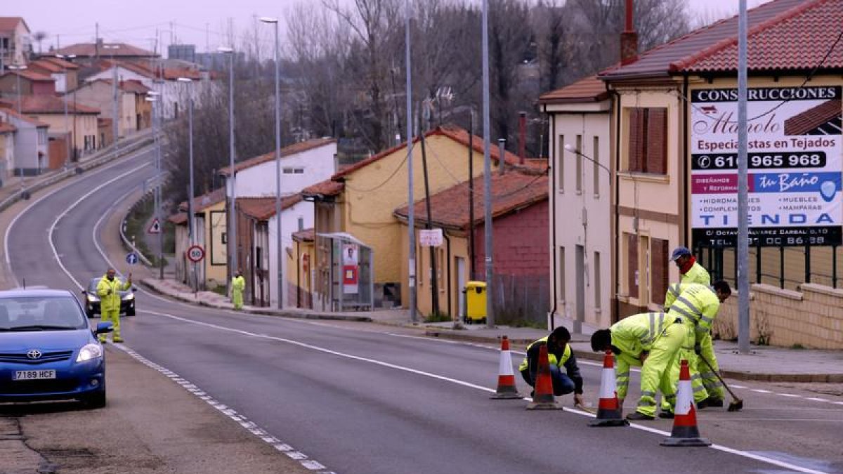 Un equipo de operarios se afanaba ayer en solucionar el asunto de la raya continua