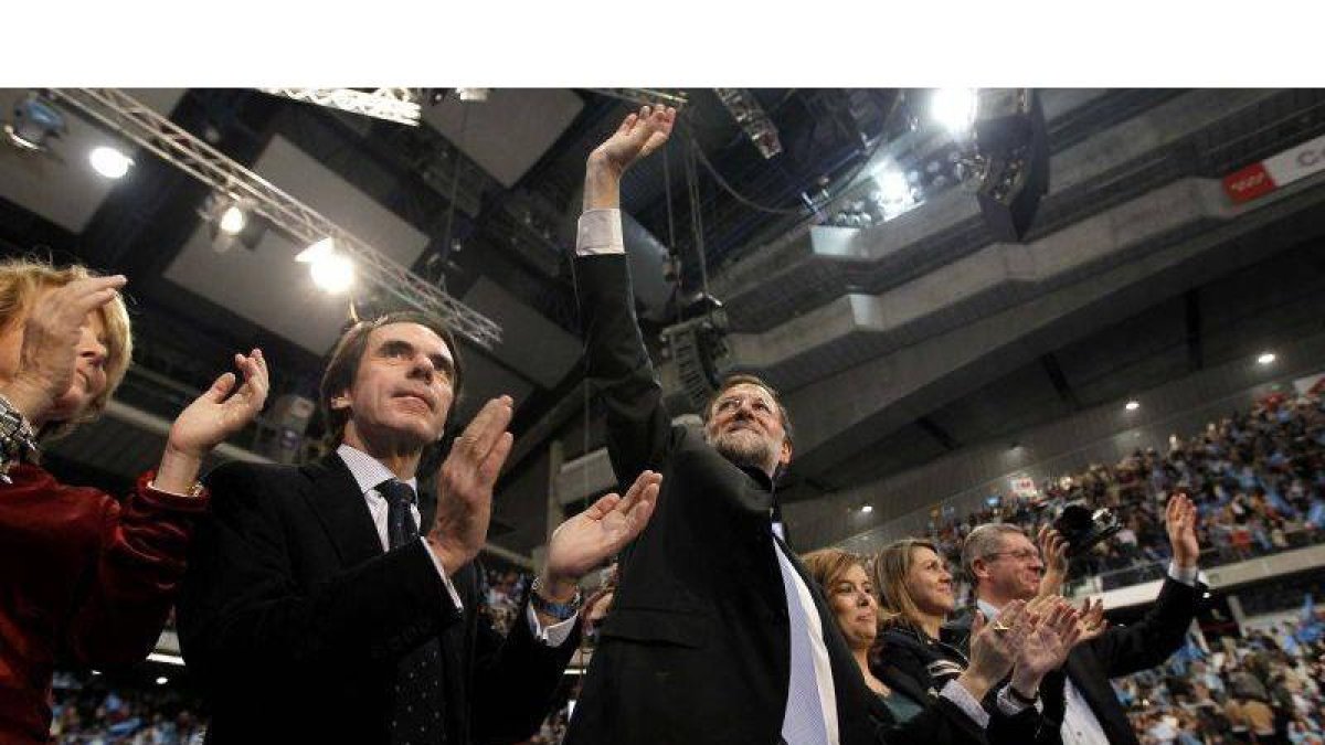 Mariano Rajoy en la imagen junto a Aznar.