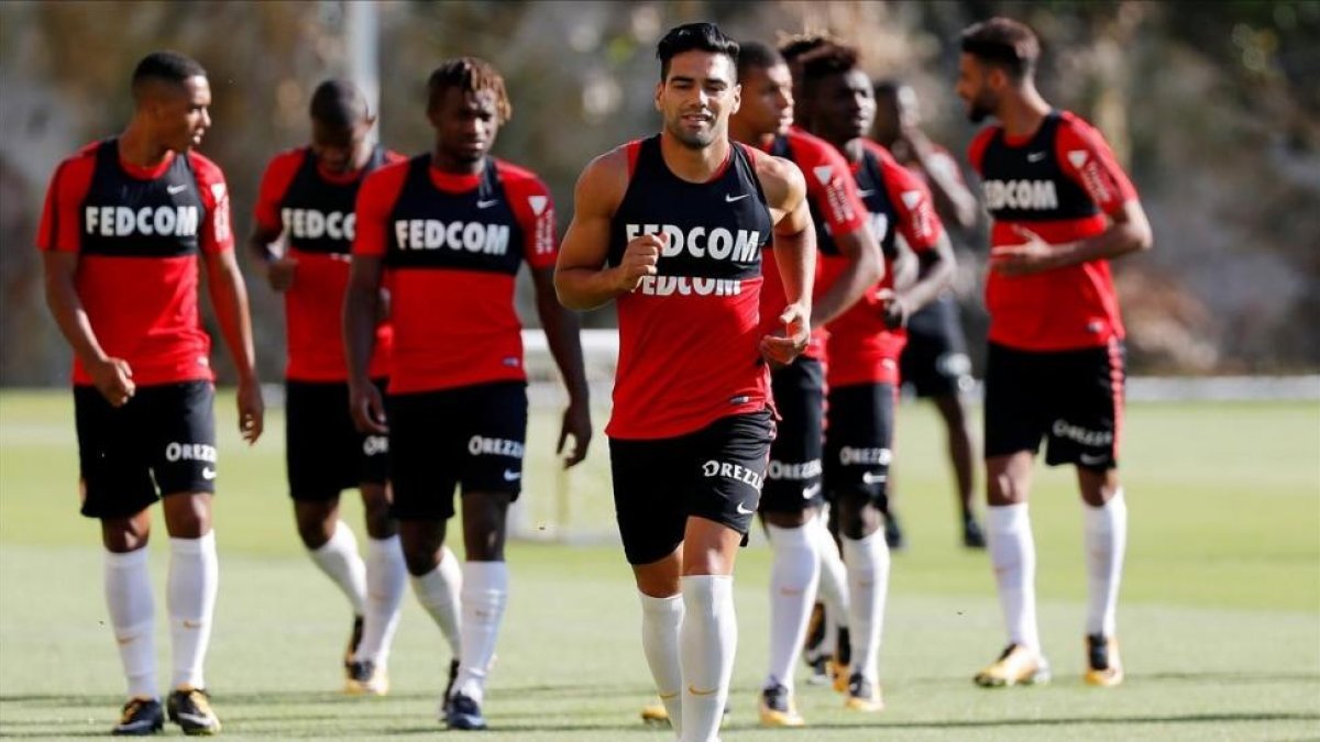 El delantero Radamel Falcao, en primer plano, en un entrenamiento del Mónaco de esta semana.