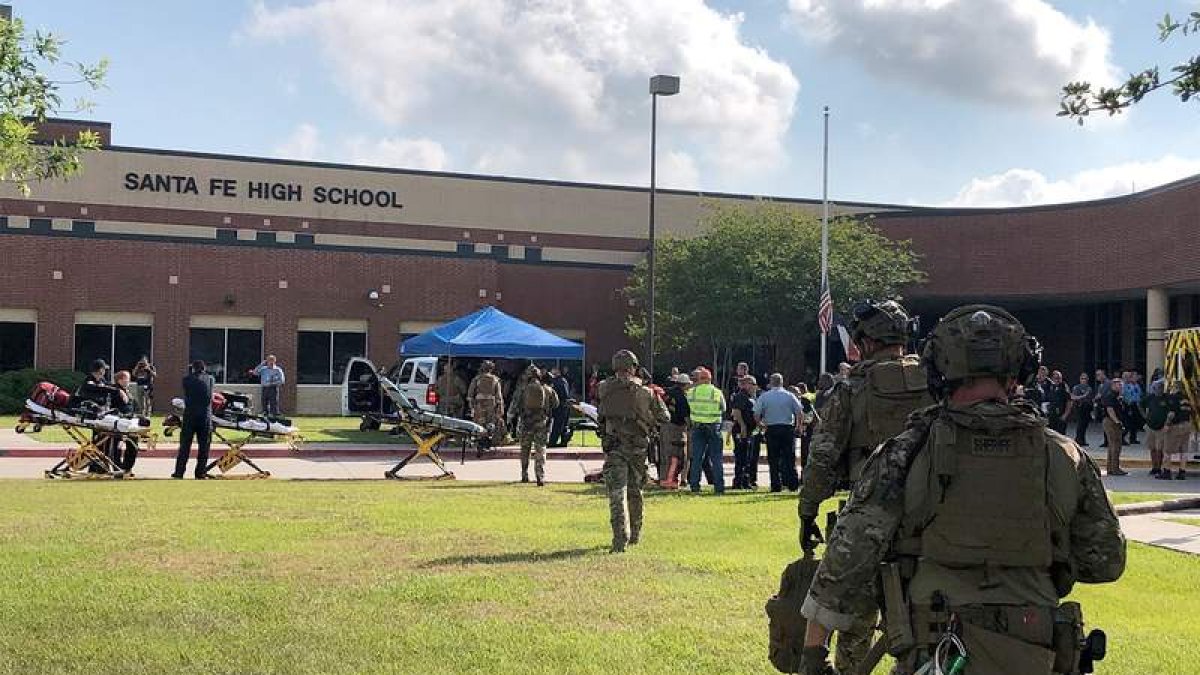 Policías fuertemente armados se dirigen al colegio donde sucedió el tiroteo. OCS