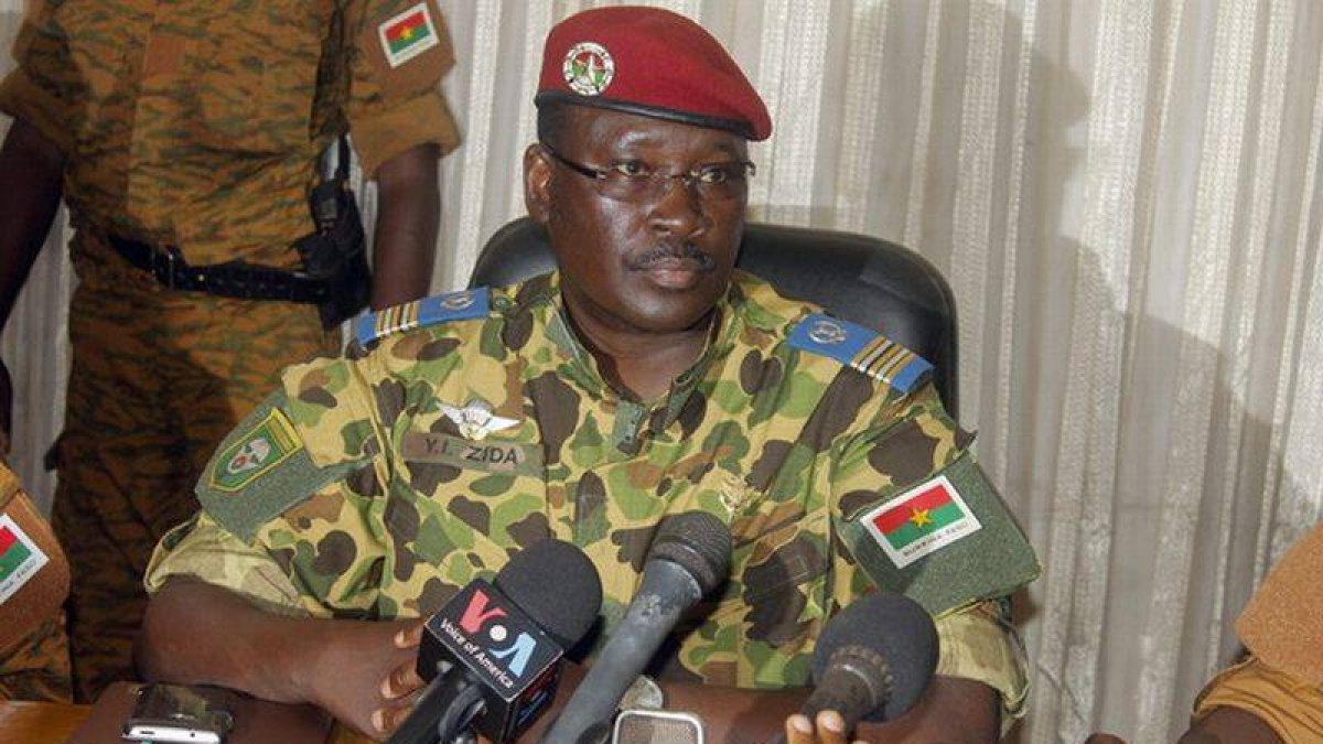 El Coronel Zida, nuevo jefe del Estado de Burkina Faso, en una comparecencia ante los medios, el sábado.