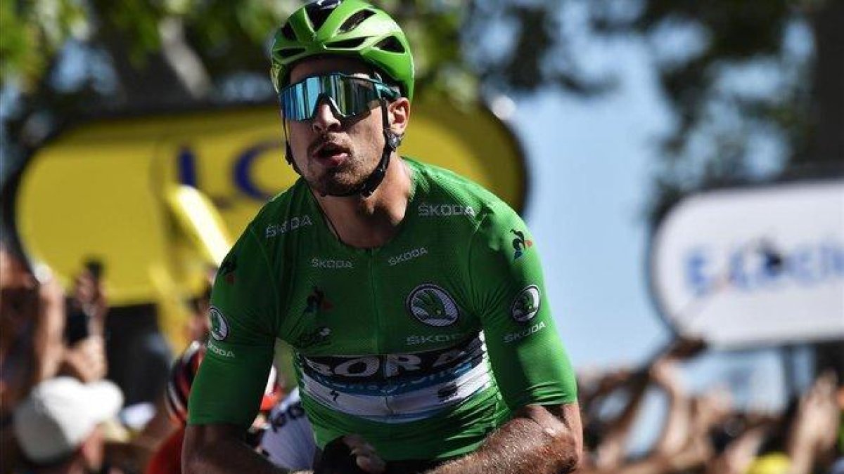 El ’increíble Sagan’ celebra el triunfo en la quinta etapa del Tour imitando el gesto de Hulk al entrar en meta.