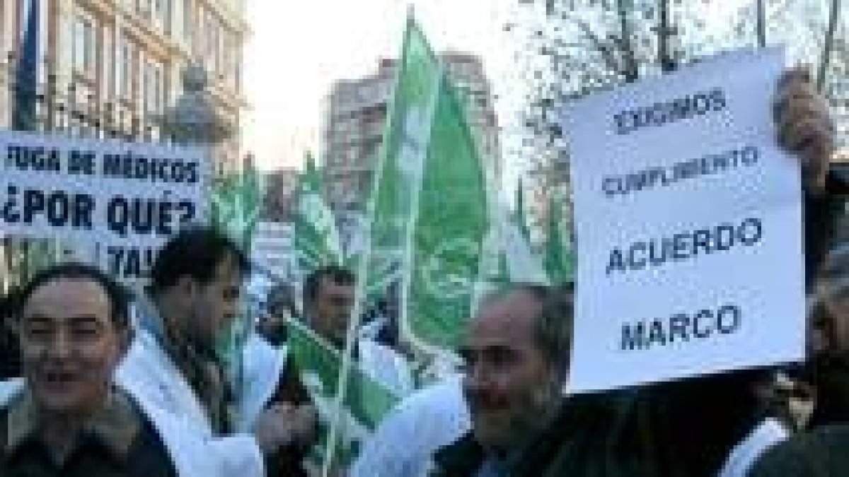 Médicos y enfermeras de Castilla y León se manifestaron ante la sede de Sacyl, en Valladolid