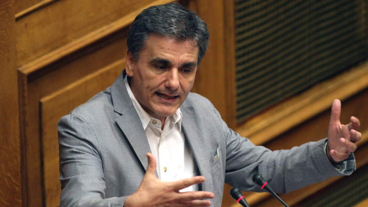El ministro griego de Finanzas, Euclides Tsakalotos, interviene ante el Parlamento.