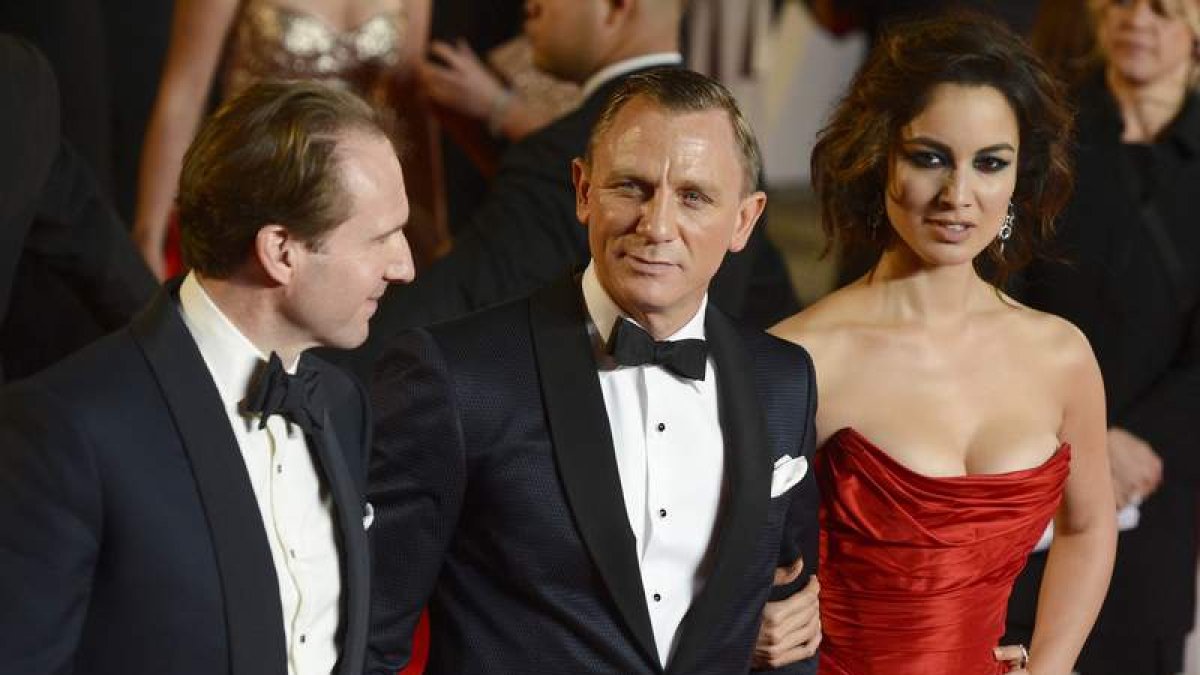 Daniel Craig entre  Ralph Fiennes y la francesa Berenice Marlohe. En la foto de la derecha, el actor español Javier Bardem.