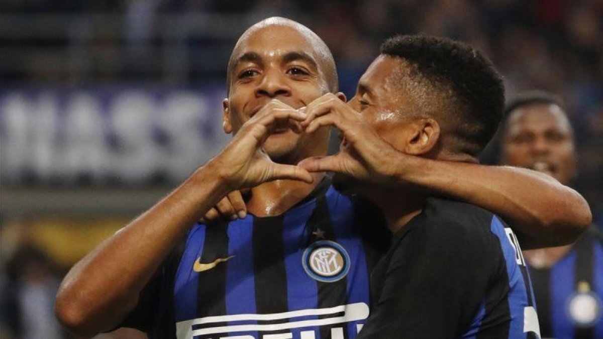 Joao Mario, felicitado por Dalbert, celebra el gol marcado con el Inter al Genoa.