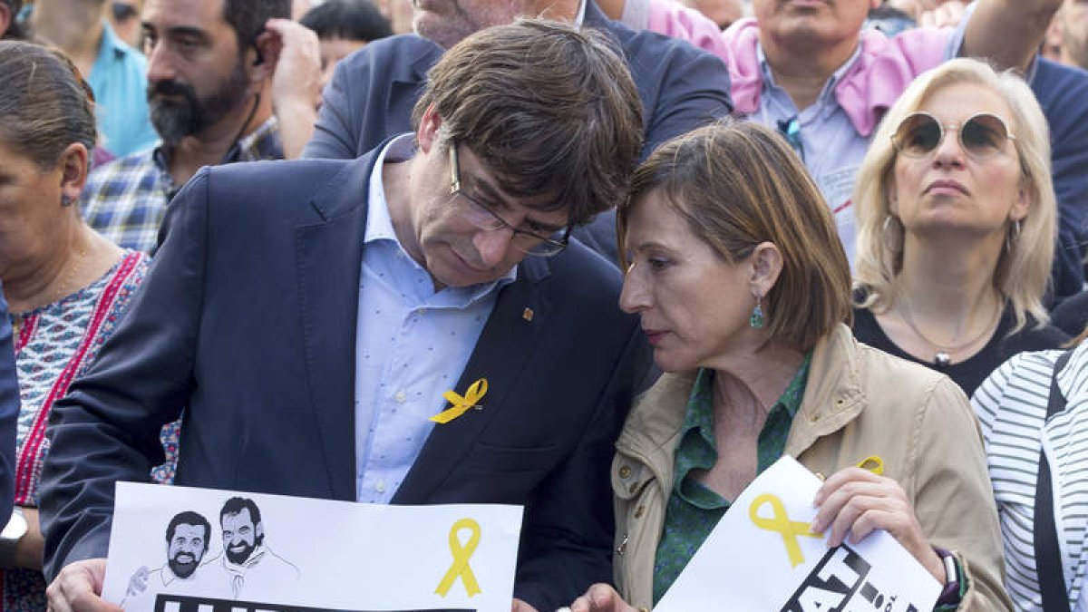 Puigdemont y Forcadell durante un acto en el que se pidió la libertad de los ‘jordis’. ENRIC FONTCUBERTA