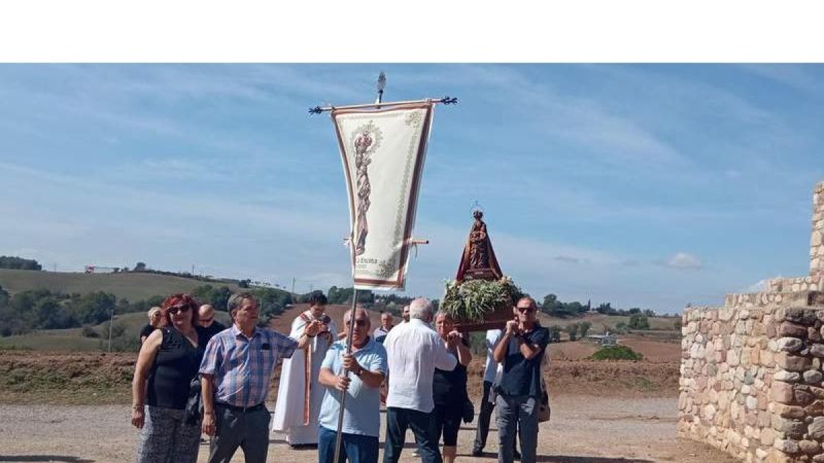 Una réplica de la Encina presidió la procesión. DL