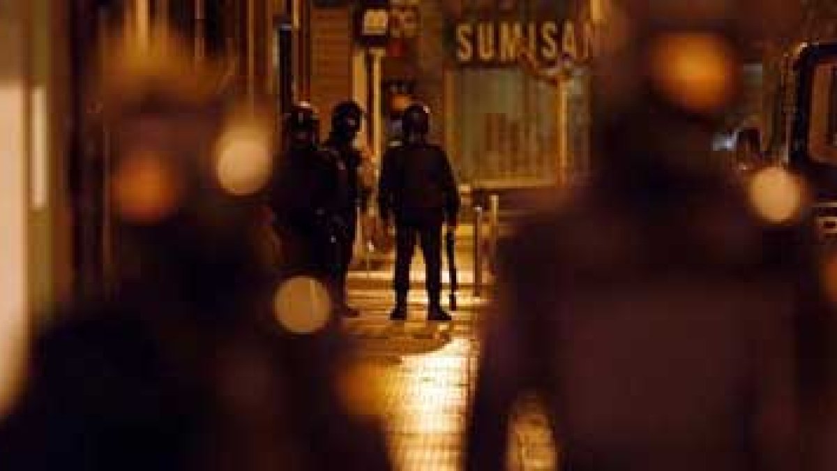 La Policía registra un domicilio en San Sebastián, en el marco de la operación de Garzón.