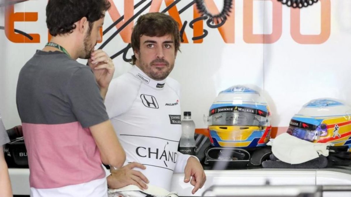 Fernando Alonso, en el box de McLaren-Honda en Sepang (Malasia)