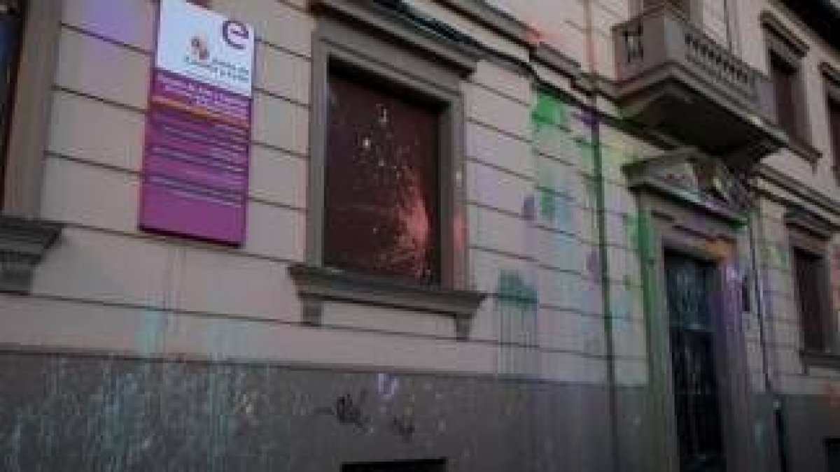 Estado en el que quedó la fachada del antiguo edificio de Amigos del País tras el ataque vandálico