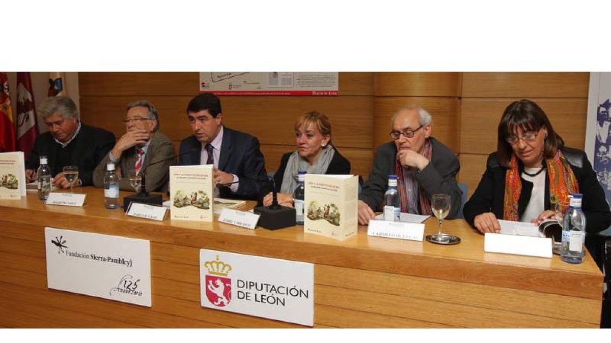 Francisco Carantoña. Joaquín López, Pablo Lago, Isabel Carrasco, Carmelo Lucas y Elena Aguado, anoche en el Club de Prensa.