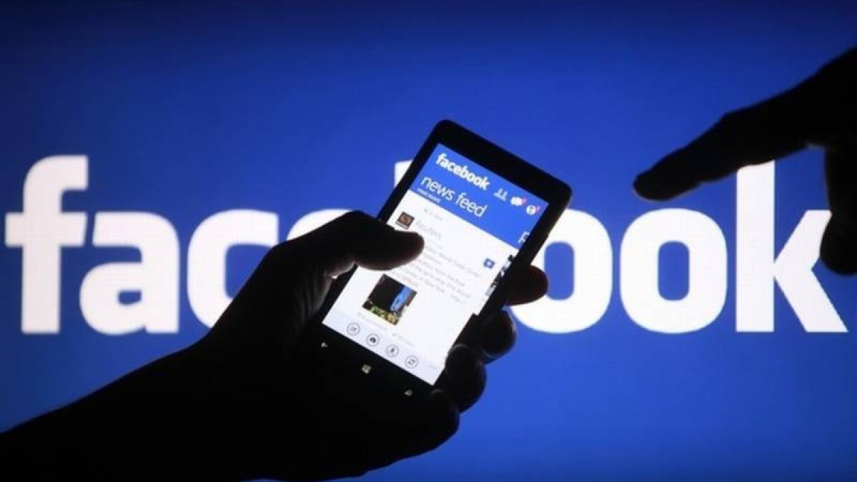 Un usuario utiliza Facebook desde un smartphone.
