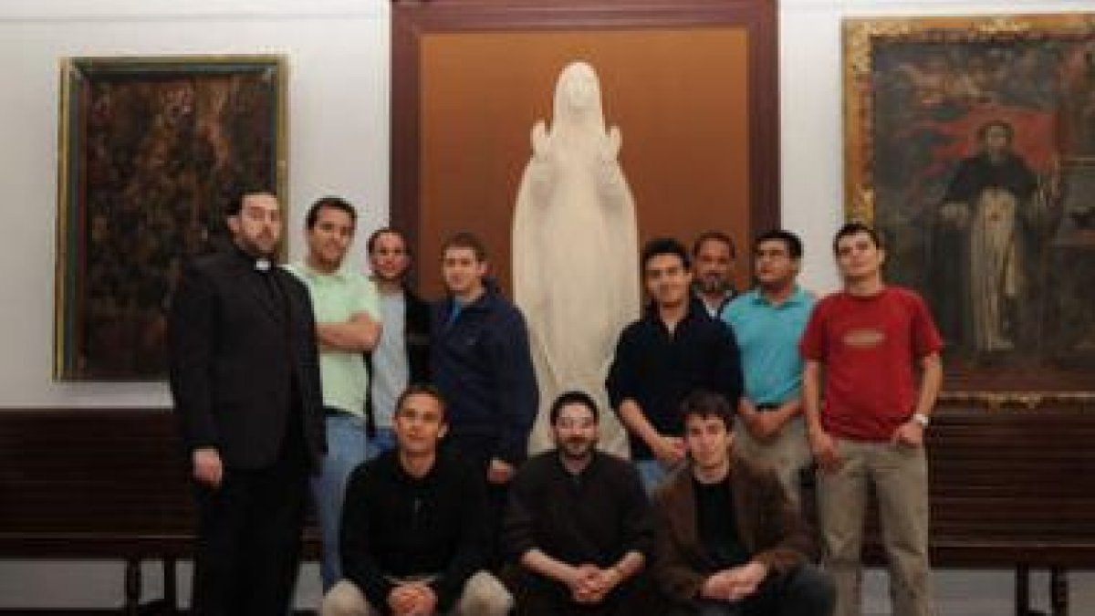 El rector del seminario Redemptoris Mater Virgen del Camino, Manuel Santos Fláker, junto a los semin