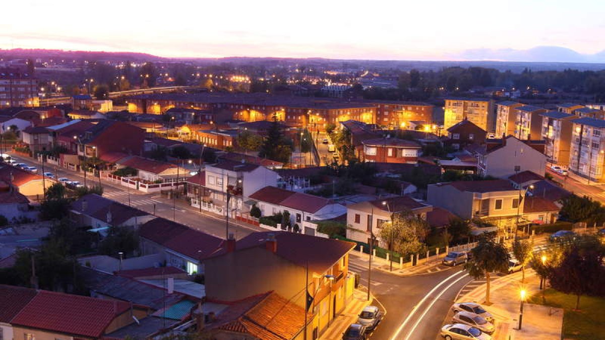 Vista nocturna de la zona de pequeñas viviendas del barrio de Pinilla. SECUNDINO PÉREZ