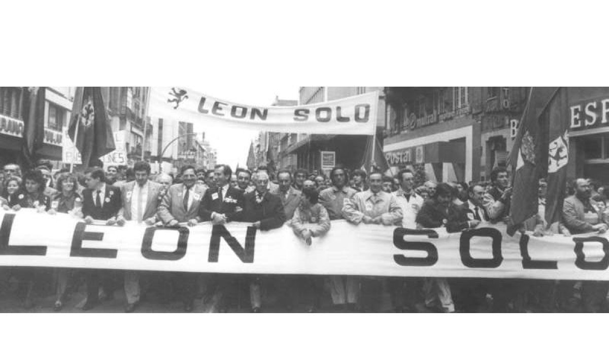 Cabecera de la movilización que se celebró hace 30 años para que León no entrara en la autonomía con Castilla.