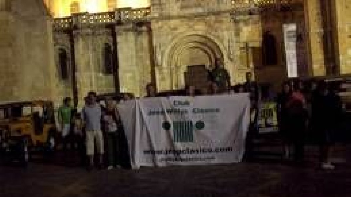 Visita a la basílica de San Isidoro por parte de los aventureros del Jeep de la ruta