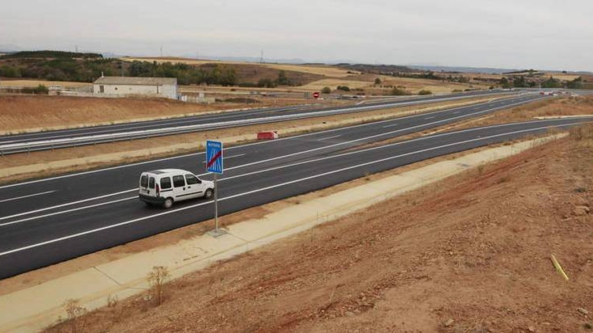 El delegado del Gobierno asegura que faltan «pruebas de seguridad» para abrir el vial.