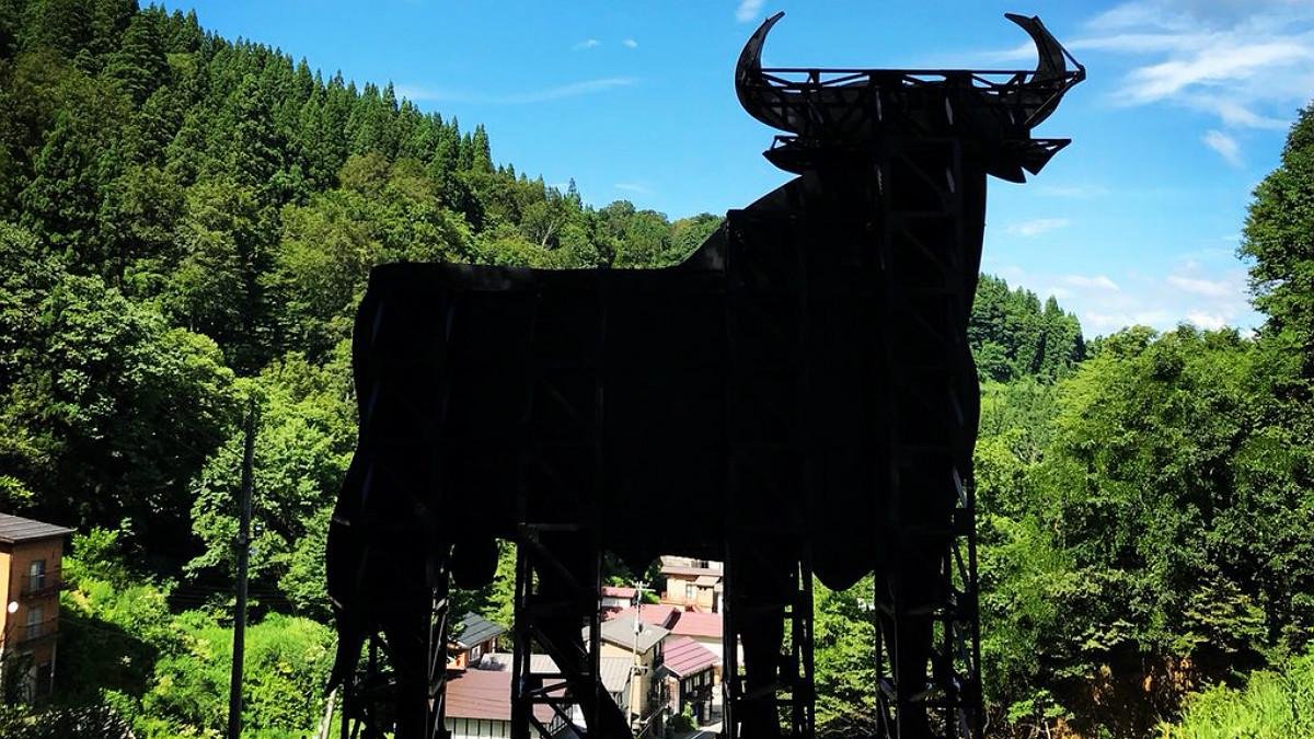 El toro de Osborne construido en Japón por Santiago Sierra /
