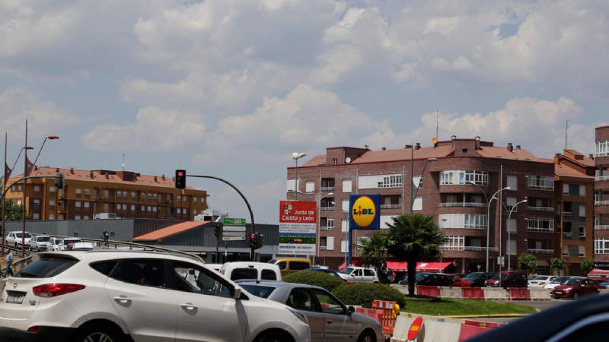 El derribo y mejora del Lidl coincide con la obra para reordenar el tráfico en Párroco Pablo Díez. SECUNDINO P.