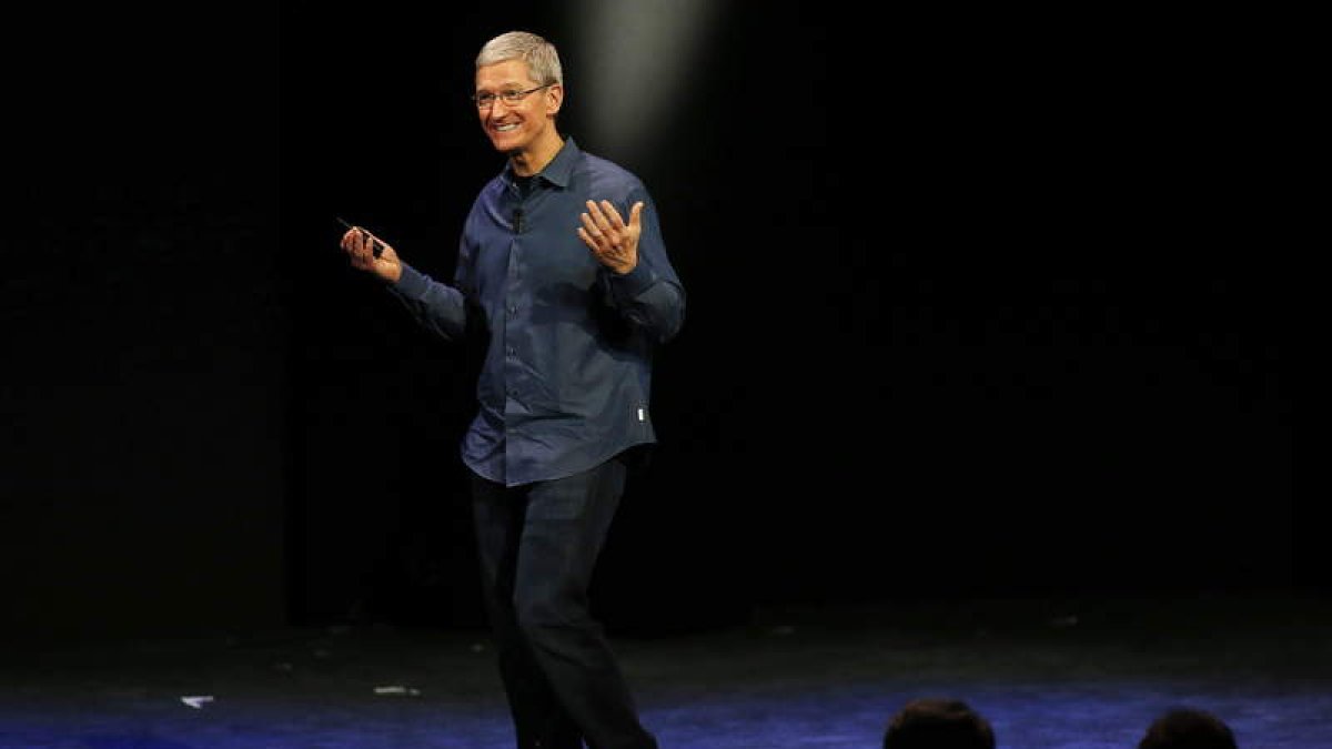 El consejero delegado de Apple, Tim Cook, pronuncia un discurso durante un acto de lanzamiento de Apple.