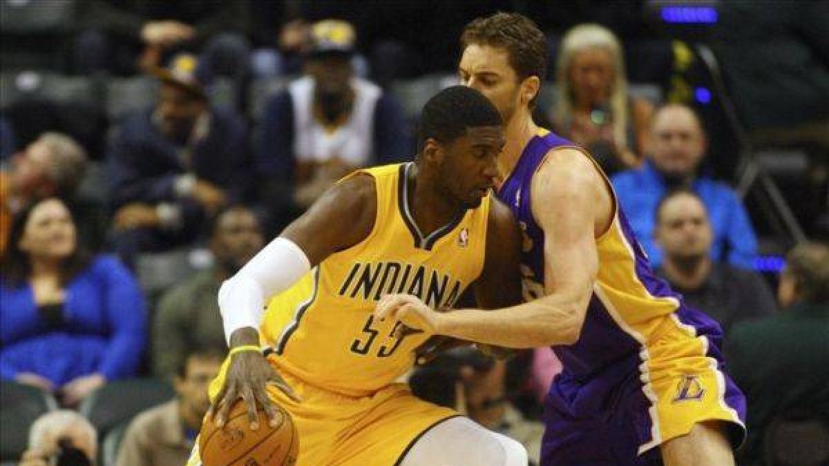 Pau Gasol defiende a Hibbert, en el duelo entre los Lakers y los Pacers.