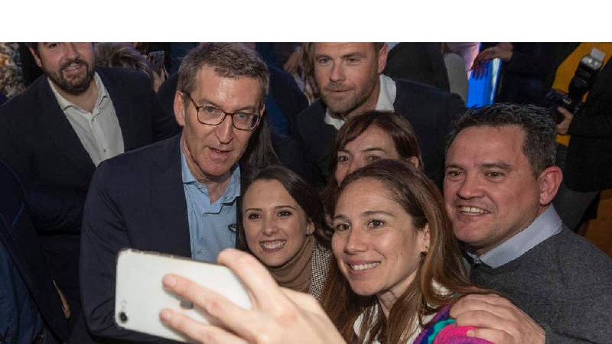 Afiliados del PP se hacen un selfie con Nuñez Feijóo ayer, en Alcantarilla (Murcia). MARCIAL GUILLÉN