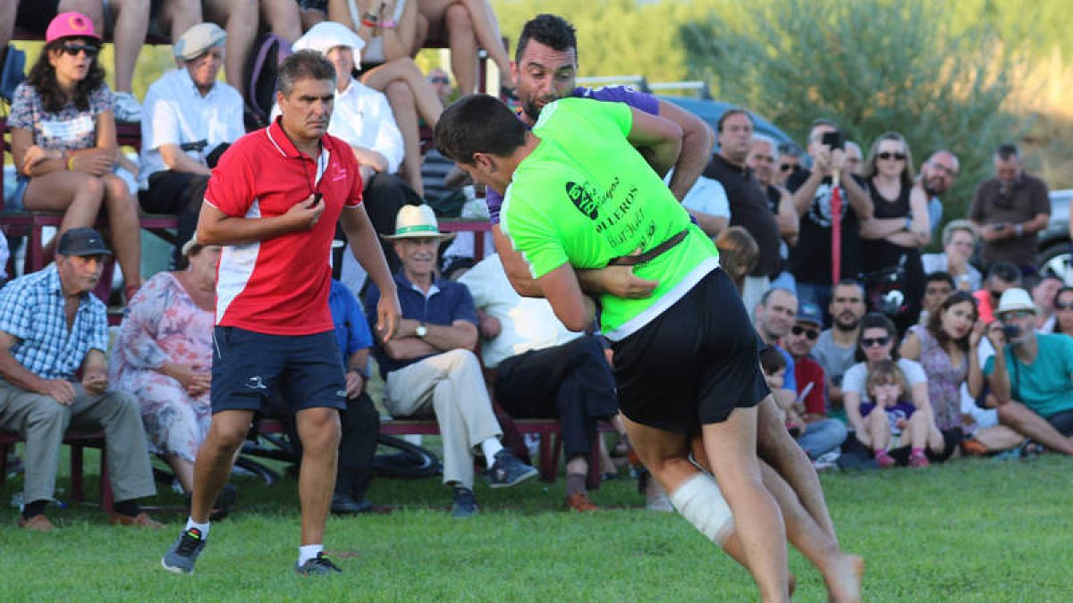 Volvía a ser el enfrentamiento que mayor interés llevara al corro, el que no defraudó, y ganó Tomás, antes de su cuarto corro. A. B.