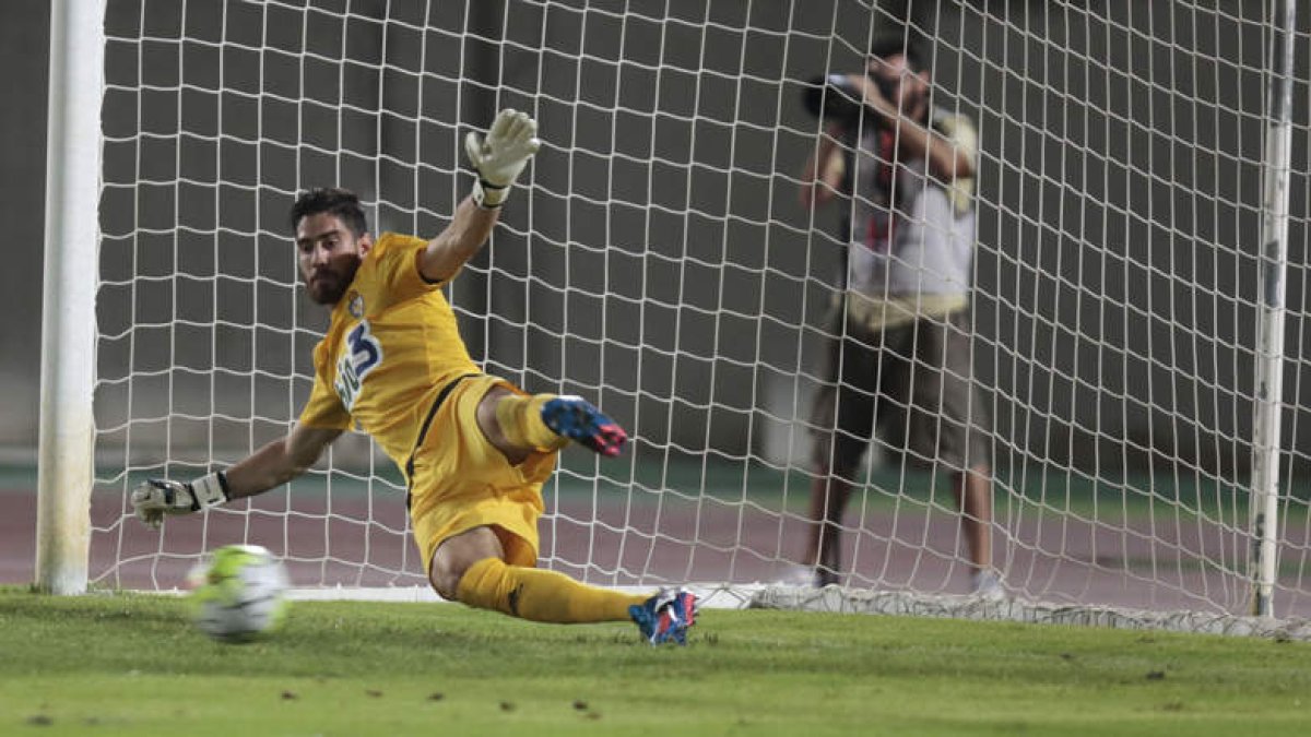 Gonzalo Melero pelea el balón con un rival ante la atenta mirada de Berrocal