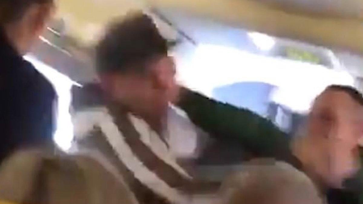 Un momento de la pelea entre dos pasajeros en el vuelo de Ryanair del sábado entre Glasgow y Tenerife.