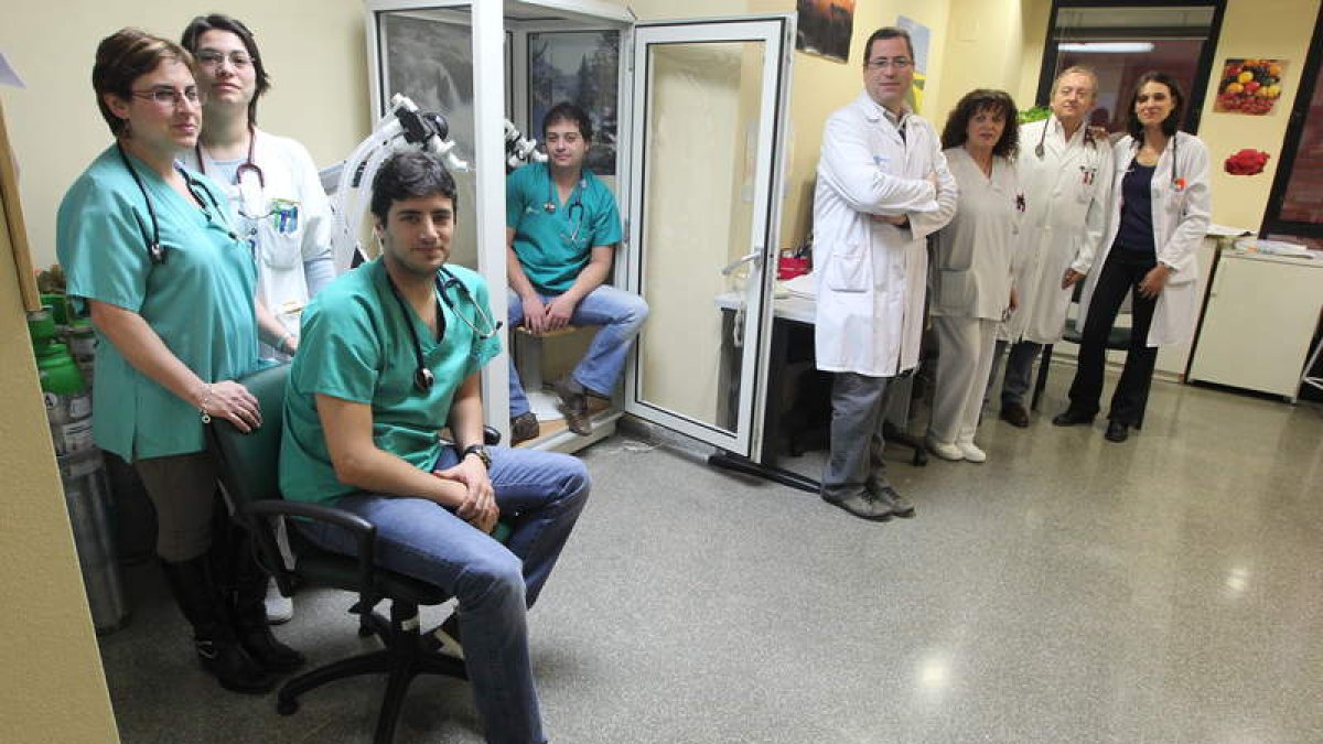 El equipo de la sección de Neumología del Hospital del Bierzo, que dirige el doctor Juan Ortiz de Saracho.