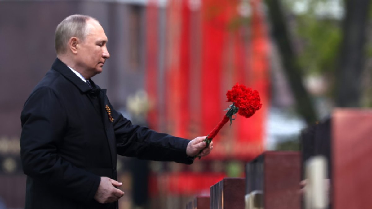 El presidente ruso, Vladimir Putin, deposita flores en la Tumba del Soldado Desconocido cerca del muro del Kremlin después del desfile militar del Día de la Victoria en Moscú. EFE/EPA/ANTON NOVODEREZHKIN / KREMLIN POOL
