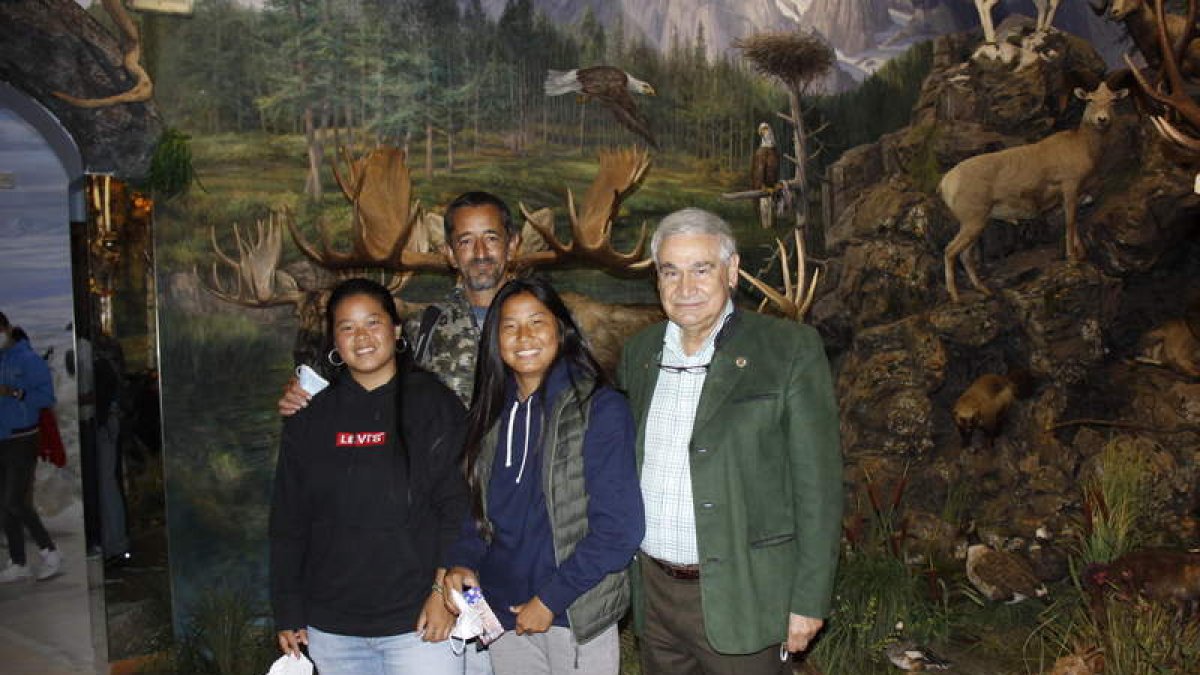 Pedro Cavadas, con sus dos hijas y el doctor Romero Nieto en una sala del museo. CAMPOS