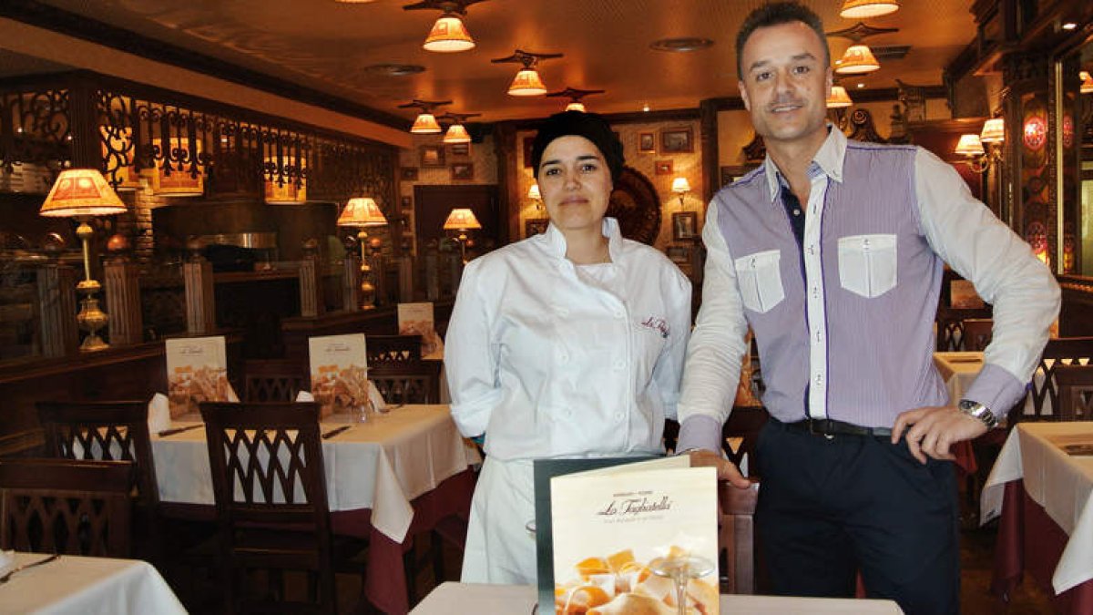 Juan Carlos y Jusenian en el comedor de La Tagliatelle, donde estuvo el Novelty, en Independencia.