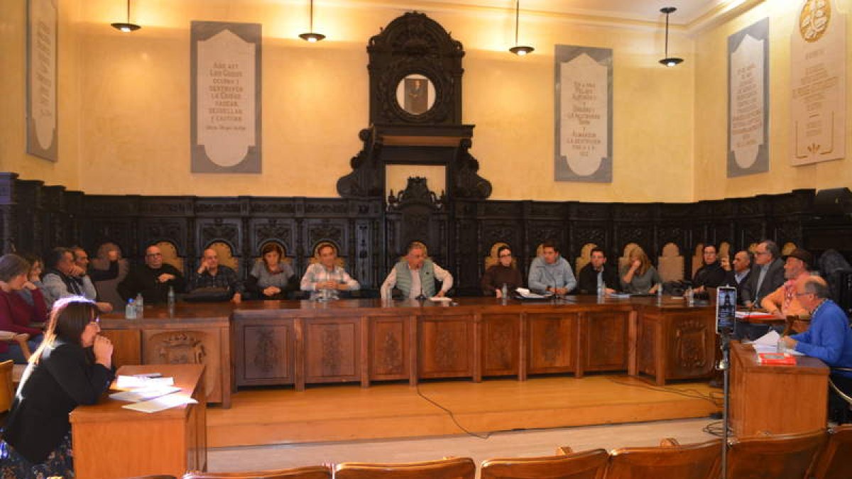 Imagen del pleno municipal celebrado ayer en el Ayuntamiento de Astorga. MEDINA