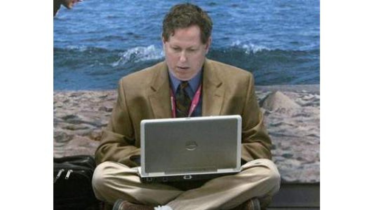 Un hombre utiliza su ordenador portátil.