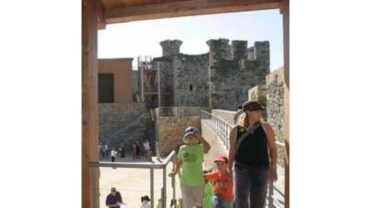 Un grupo de turistas recorre el castillo el día de la reapertura