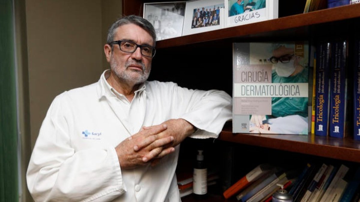 El jefe del servicio de Dermatología, Manuel Ángel Rodríguez, con el libro dirigido a los especialistas. FERNANDO OTERO